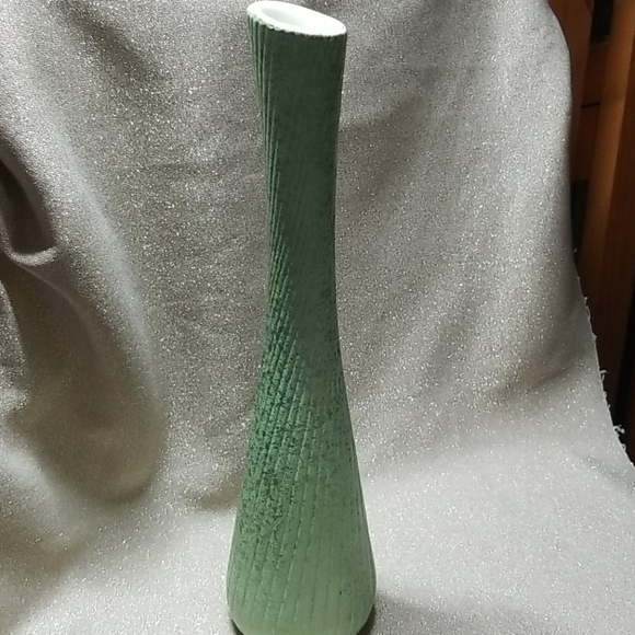 Shawnee Pottery Other - 1950s Shawnee Pottery Vase Green Confetti Glaze